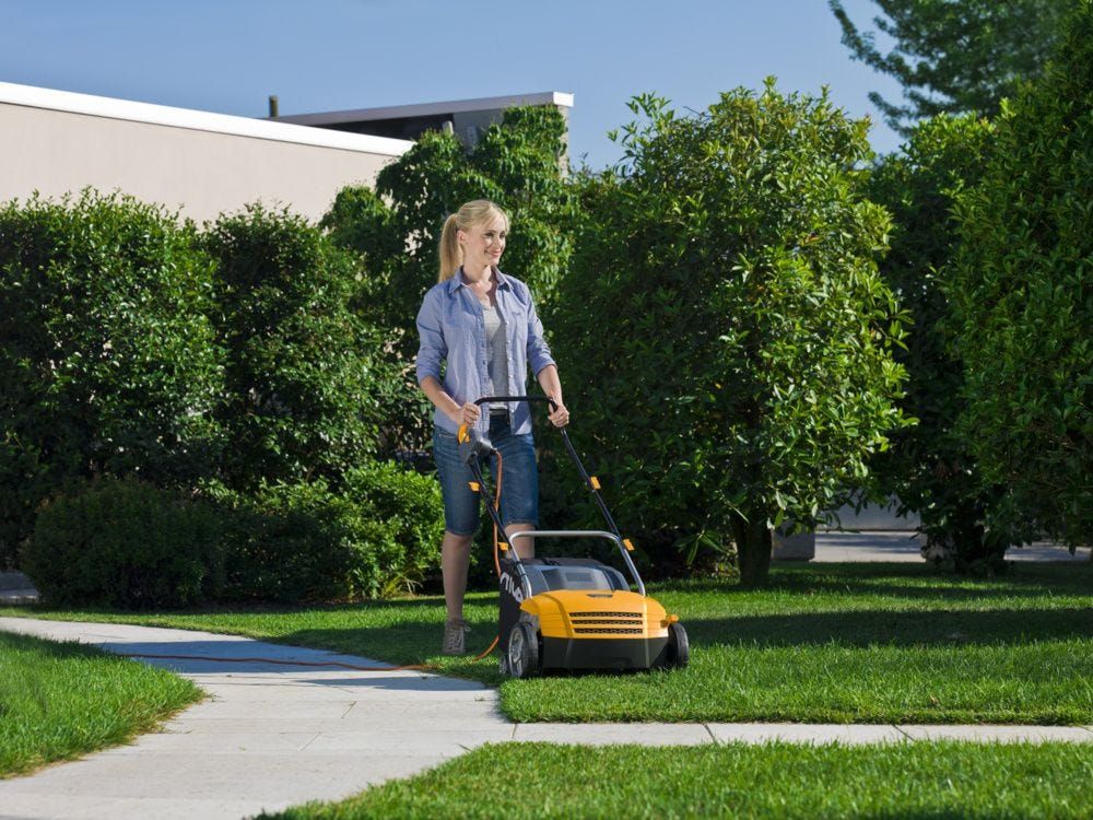 Stiga SV 213 E Electric Lawn Scarifier 1300w / 32cm Stiga SV 213 E Electric Lawn Scarifier 1300w / 32cm